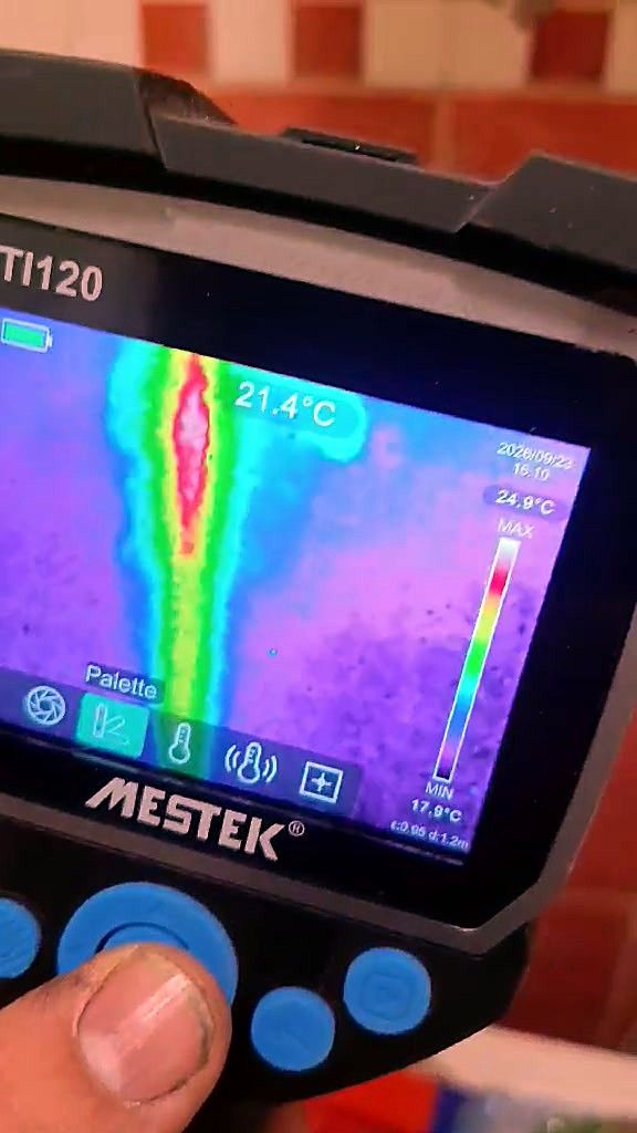 Termovizijska kamera u ruci: topla cev u zidu vidi se kao crvena traka — snimak Mars 022